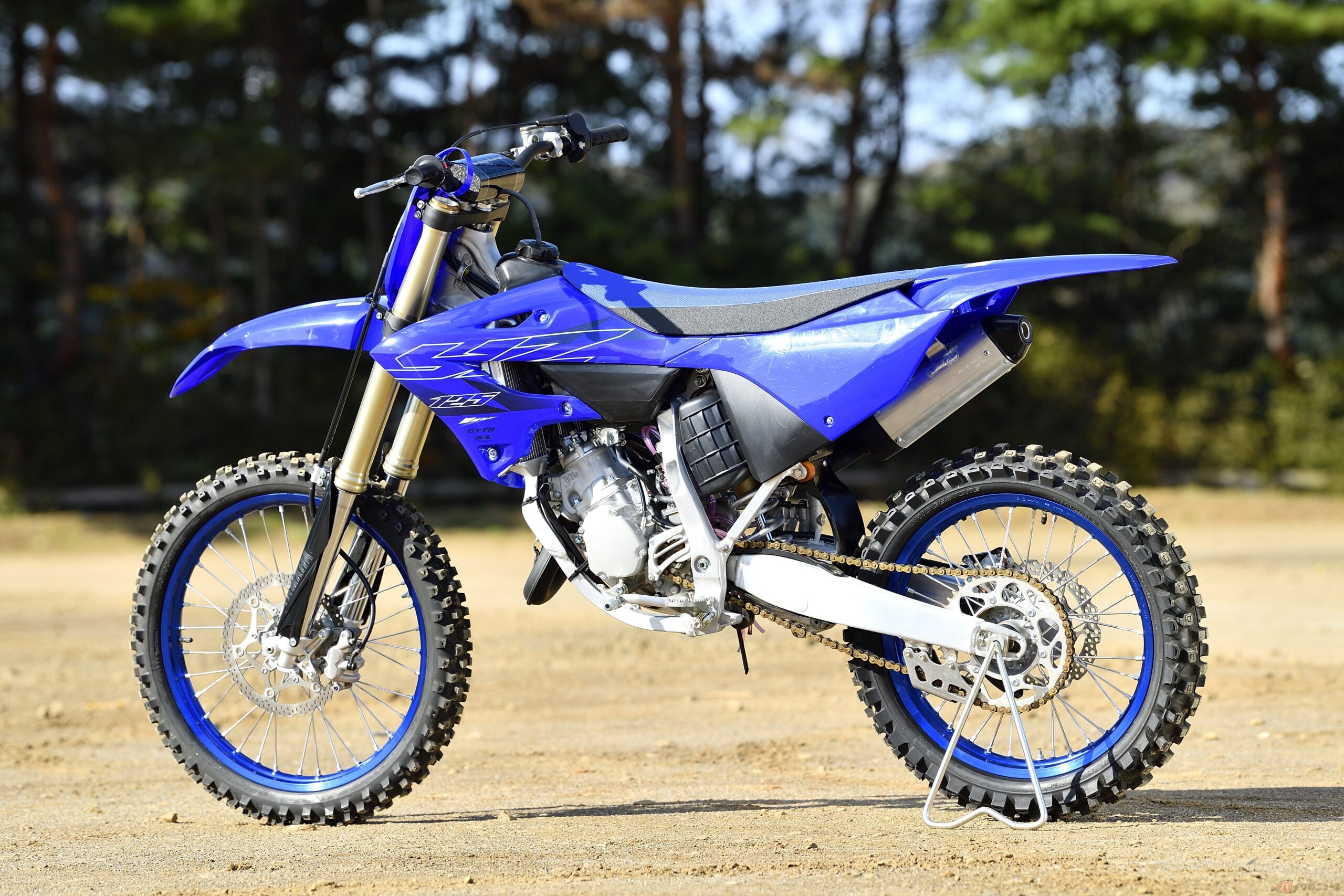 17年ぶりにフルモデルチェンジとなった2ストロークモトクロッサー、ヤマハ「YZ125」(2022年型)。エンジンは全面新設計、価格(消費税10%込み)は73万7000円