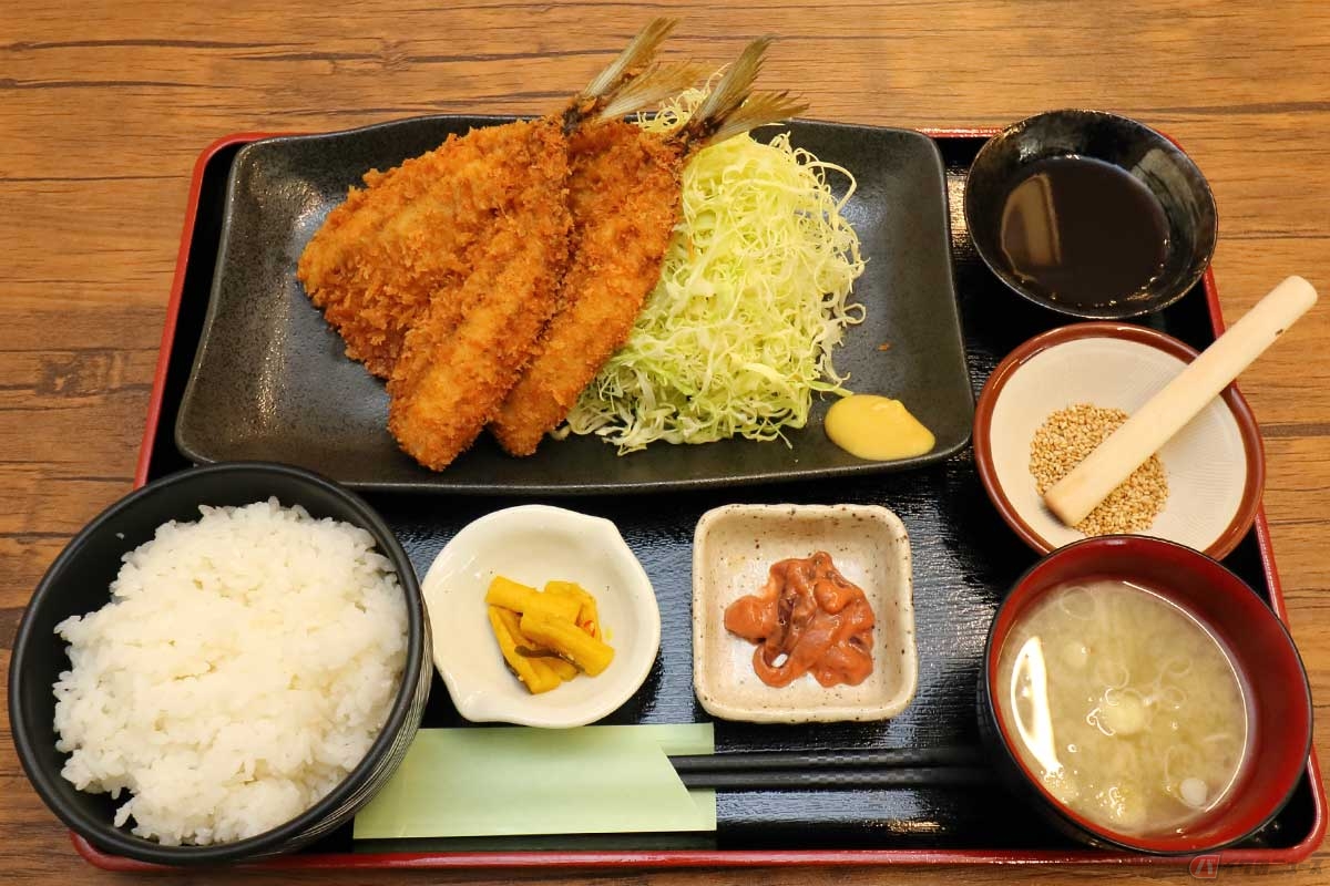 看板メニューの「アジフライ定食」は、アジフライ2枚が1200円（写真）、1枚なら900円。大きくて厚みのあるアジフライはボリュームたっぷり