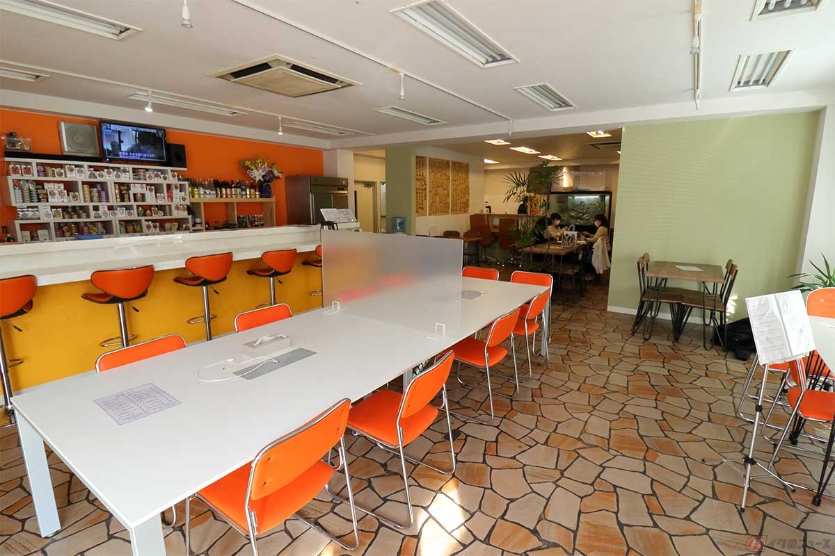 缶詰バー「酒と缶詰しかない国光のお店ですが、」の奥に「あじBAR」がある。ランチタイムは缶詰バー側でも食事ができる