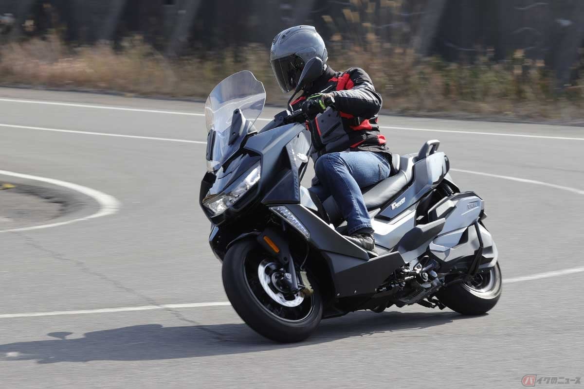 BMW Motorrad「C 400 GT」(2021年型)に試乗する筆者(松井勉)