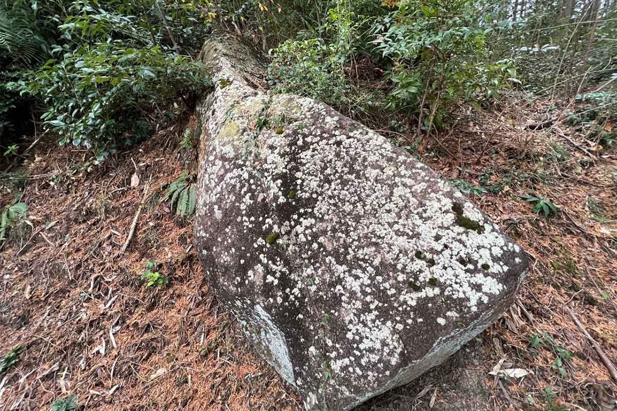 道の途中にいくつか巨大な岩があった。よく見ると切削されているようで、用途が気になるところ