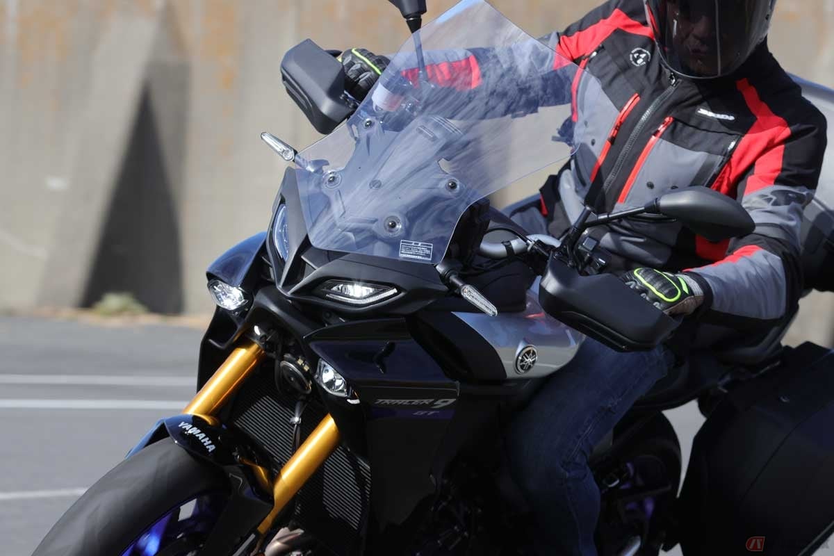 日中の明るい状況でもはっきりと点灯が確認できる ※車両はサイドケース、トップケースを装着した状態