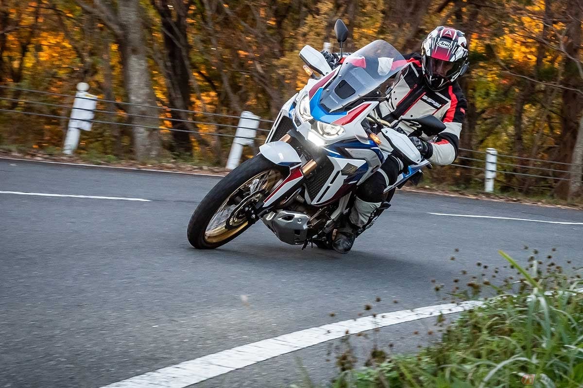 ホンダの大型アドベンチャーモデル「CRF1100L Africa Twin Adventure Sports」に搭載されるコーナリングライトは、バンク角に応じて3段階の自動切り替え式