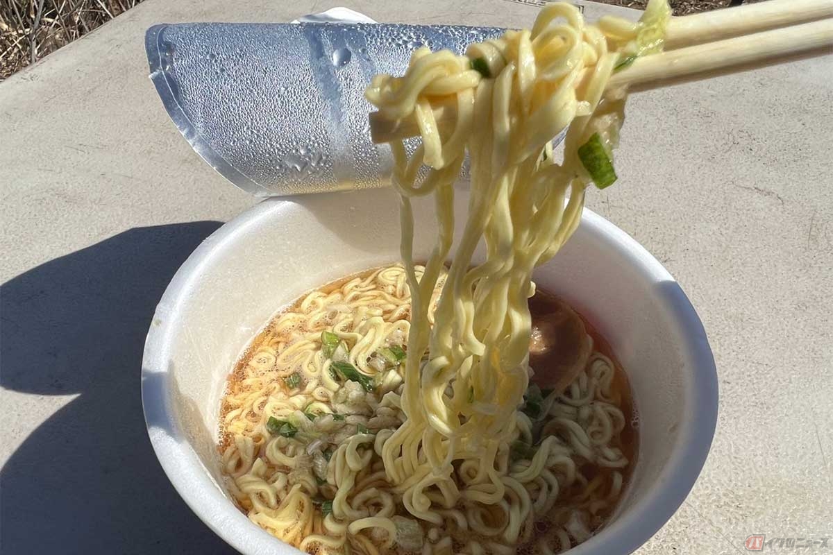 熱湯を注いで待つこと3分。食べる直前に麺をほぐして液体スープ、後入れかやくを投入して出来上がり