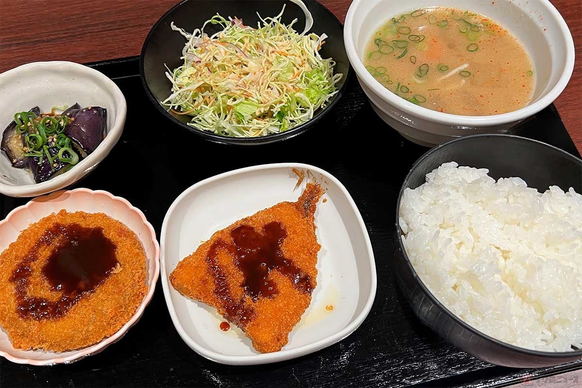 筆者オリジナル「アジフライとメンチカツ定食」。揚げ物をふたつ選んだところに、ちょっと負けた感アリ