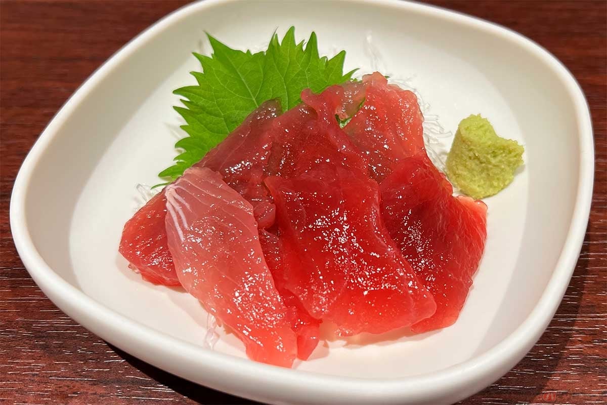 普通盛りのご飯でもそこそこ量があったので「バチマグロ(小)」の刺身を追加。焼津港が近いこともあって美味しかった