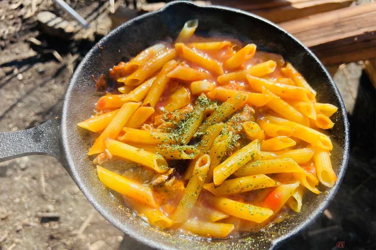 「さばみそ煮」の缶詰を使った簡単アラビアータ。ケチャップとの組み合わせが意外にも良かった。ケチャップは携帯に便利な切り分けタイプを使用