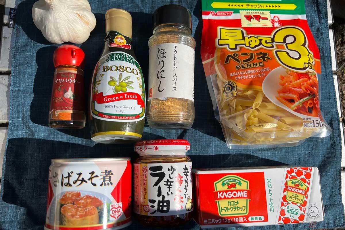 「さばみそ煮」の缶詰をメイン具材に、パスタは早茹でタイプのペンネを使用。辛味は「食べるラー油」やチリパウダーで補うことに