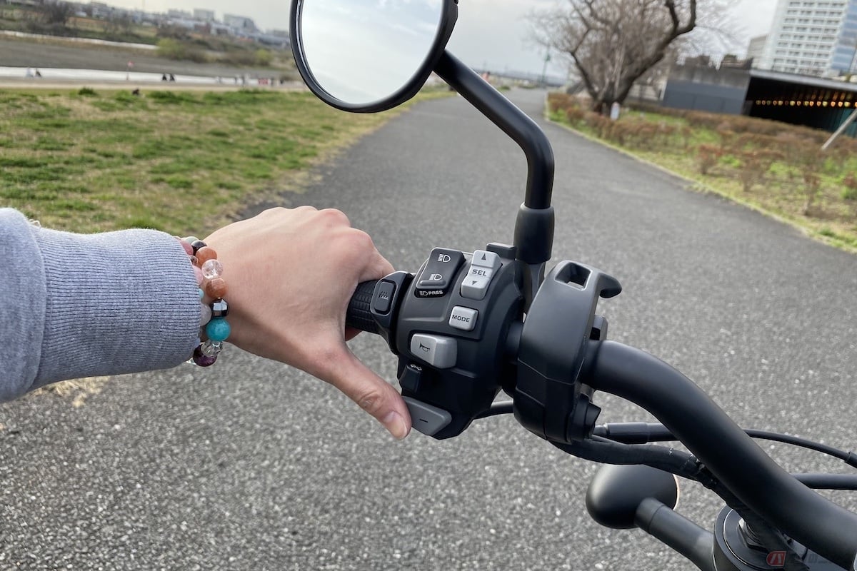 ハンドル左側には、走行モード選択やモードのシフトなどがあります