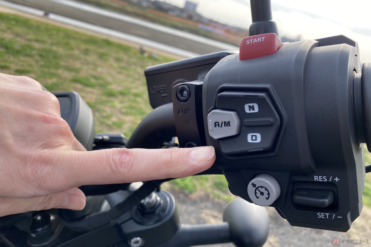 右ハンドルにはエンジンをスタートさせるボタンのすぐ下に、ドライブモードを切り替えるスイッチが付いています