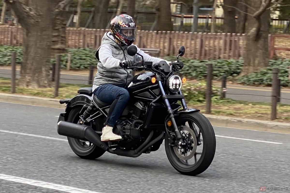 1100㏄のエンジンパワーはすごいから、ブワっと前に押し出される