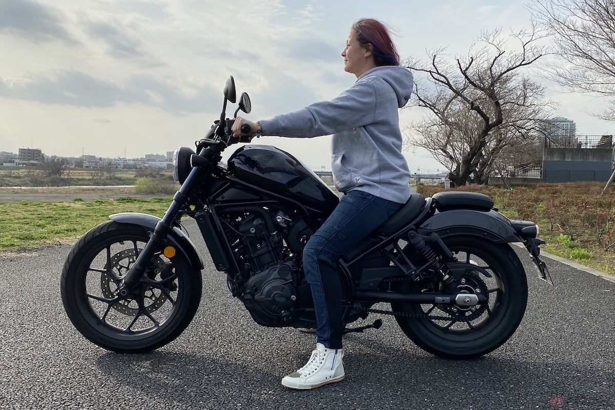 足のポジションもアメリカンならではの足が前すぎず、ちょうど椅子に座ったような位置