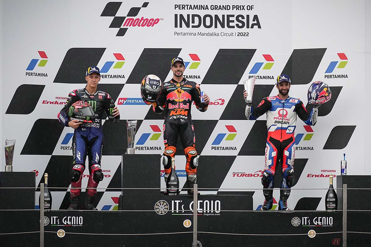 インドネシアGPで優勝したミゲール・オリベイラ選手（KTM／中央）、ファビオ・クアルタラロ選手（ヤマハ／左）、ヨハン・ザルコ選手（ドゥカティ／右）