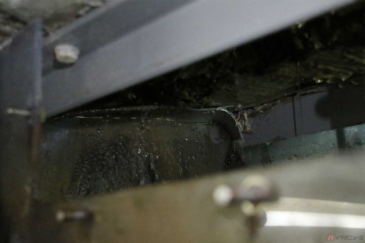 多い日で1分間に10リットルにもなる構造目地からの漏水は透明排水樋を設置して対処