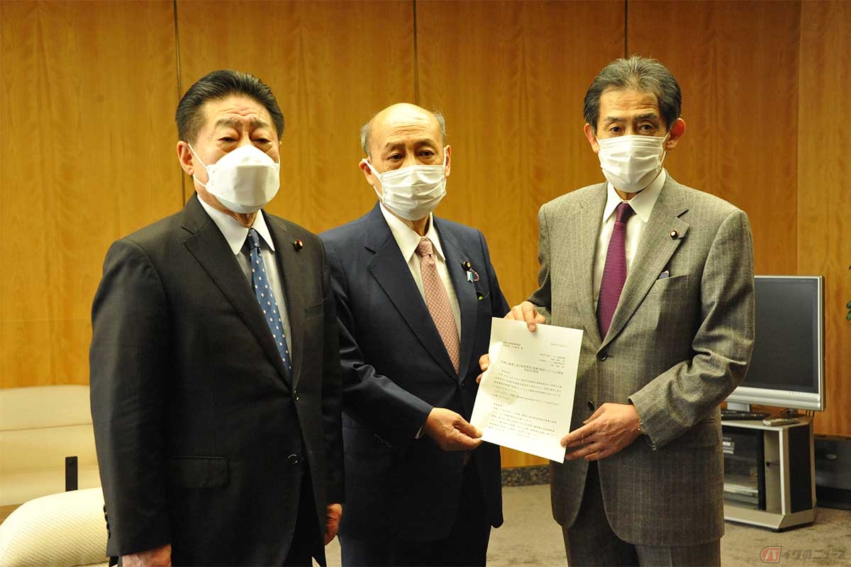 二之湯国家公安委員長（中央）、申し入れをする自民党オートバイ議連・逢沢一郎会長（右）、公明党オートバイ懇話会・北側一雄会長（左）