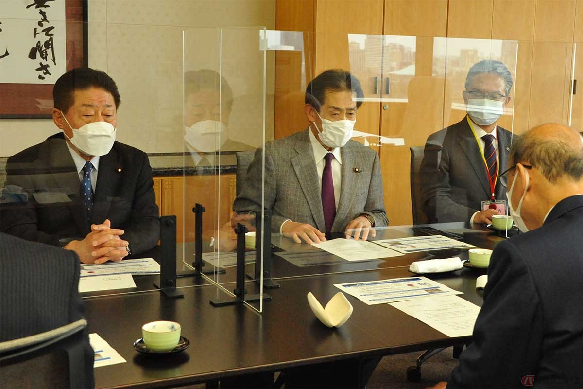 (右奥に)同行した全国オートバイ協同組合連合会・大村直幸会長