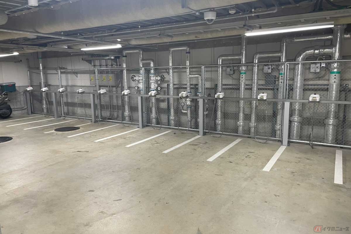 日本でバイクの駐車環境が改善されなければ駐車違反が減ることはなく、ユーザーの数が減る一因に