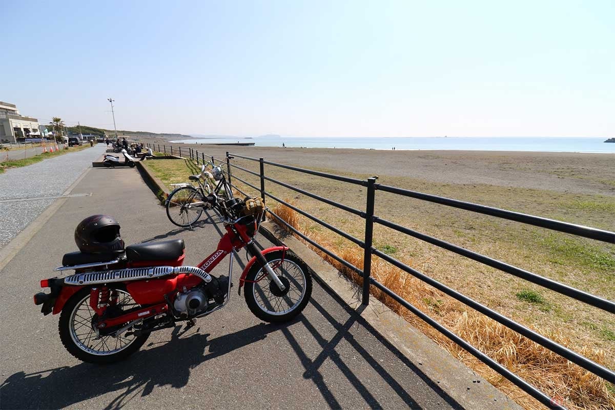 筆者(増井貴光)の愛車、ホンダ「CT110」で湘南の代名詞にもなっている「茅ヶ崎サザンビーチ」へ。まだシーズンではないので人も少なかった