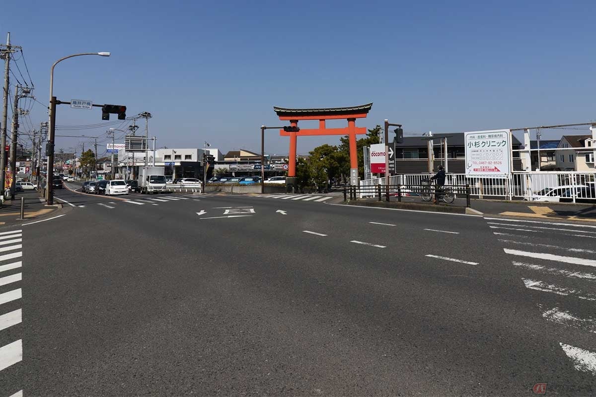 「鳥井戸橋」交差点。国道1号(東海道)下りで道の左側に富士山が見える名所のひとつ、「南湖(なんご)の左富士」。北側の鳥居は「鶴嶺八幡宮」の参道となっている