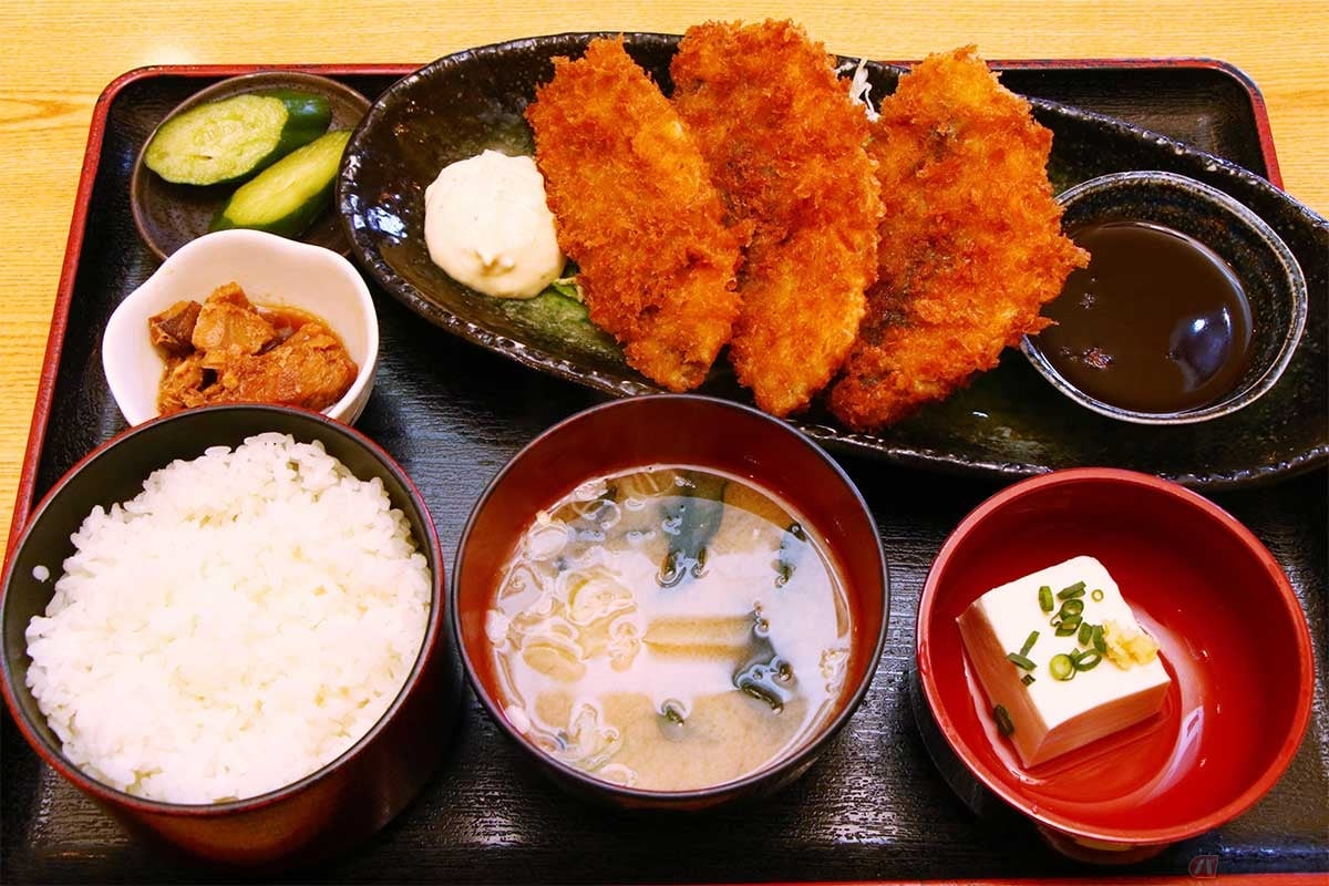 伊勢屋の「アジフライ定食」(1298円)。アジフライはボリューミーでサクサク、ふわふわ食感の絶品だった