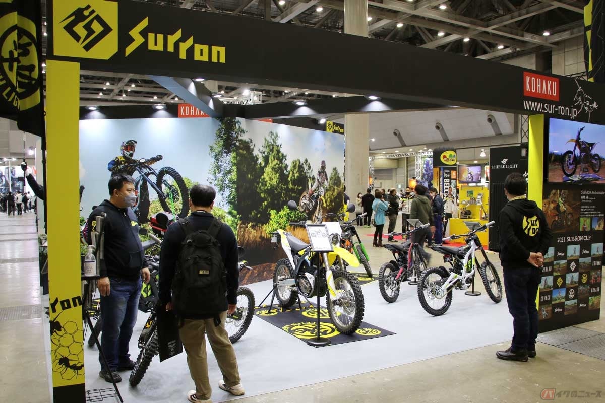 東京モーターサイクルショーに初出展した「SUR-RON(サーロン)」のブース