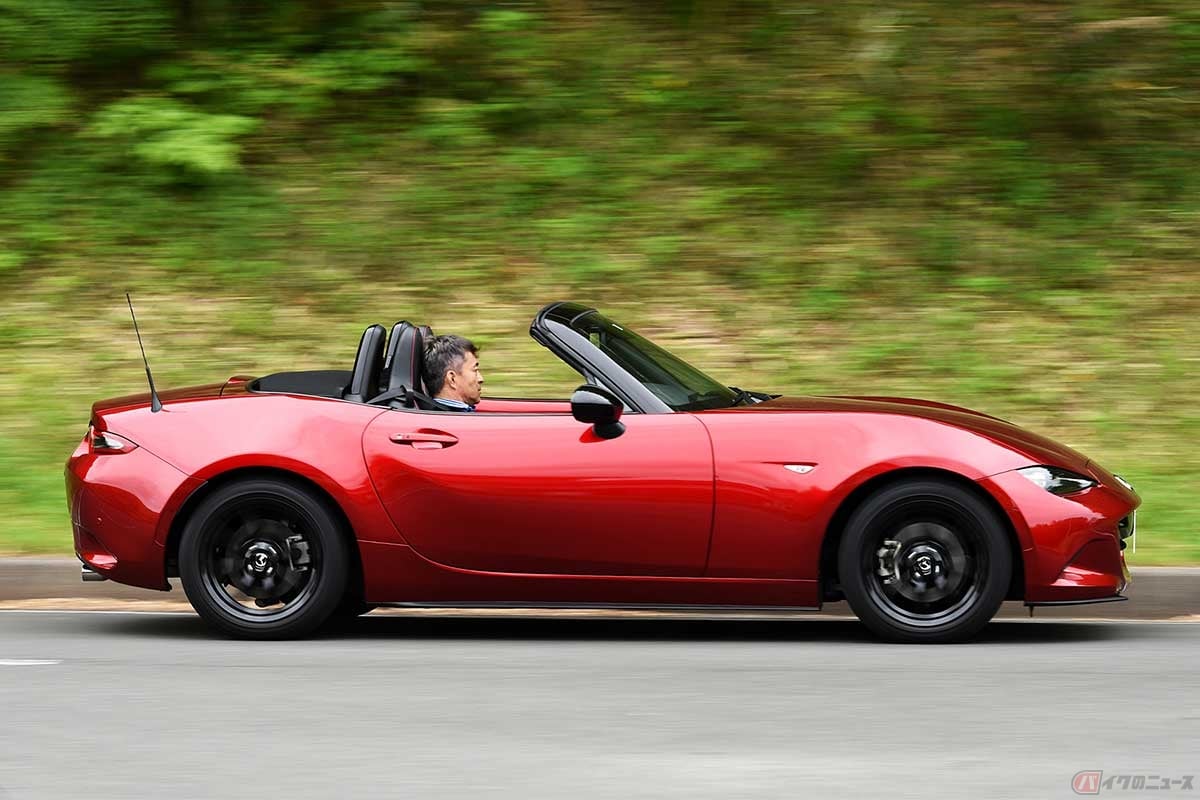 オープンカーのベストシーズンは、じつは冬だと言う筆者(木下隆之)