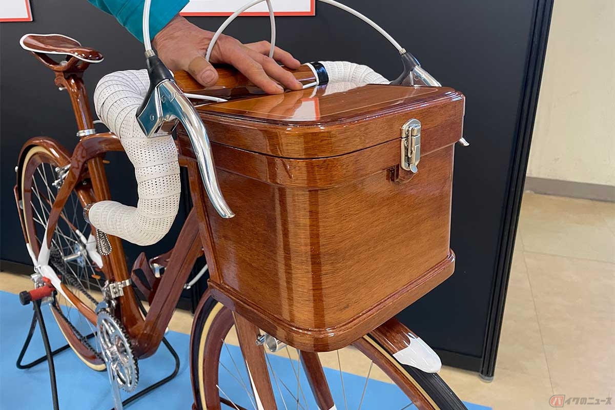 フロントバッグもマホガニー材で製作。「ちょっと可愛らしくなってしまったね」と佐野さん