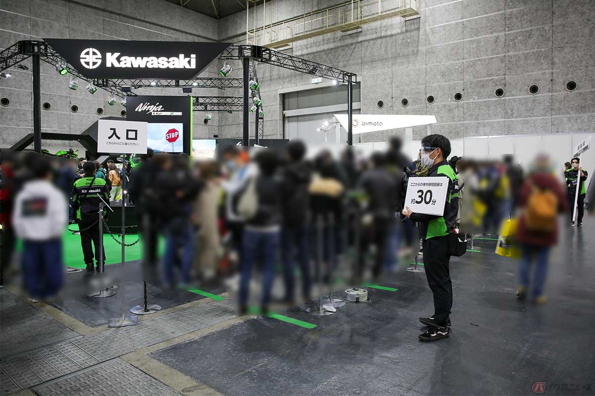 大阪モーターサイクルショーでの「カワサキ」ブースの様子。入場規制を行ない、フロアに貼られたソーシャルディスタンスの目印のテープはカワサキらしいグリーンだった