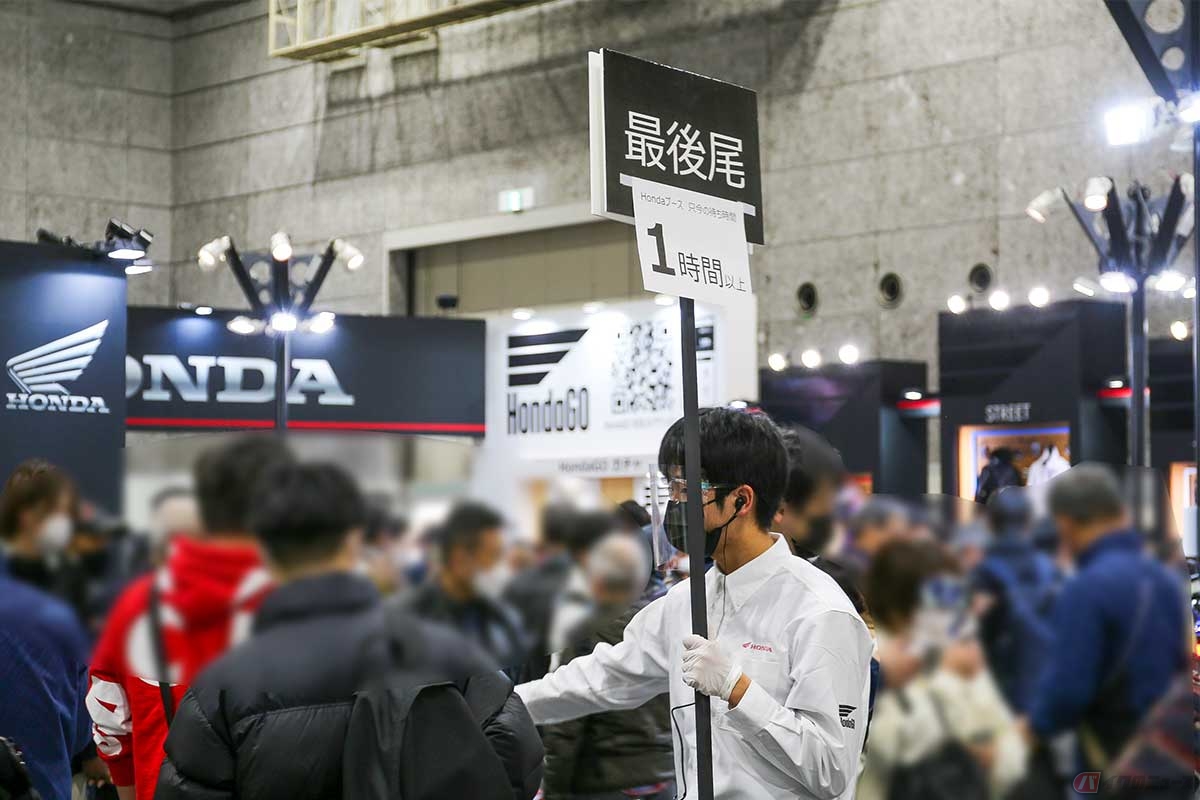 国内4メーカーではブースそのものを区切って入場規制を行ない、長いところでは待ち時間90分、それ以上は列に並ばせないようにしていた（大阪）