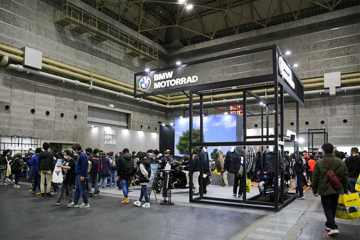 BMWモトラッドのブース。人気車種の跨がり体験には列を作らせ、混乱を避けていた（大阪）