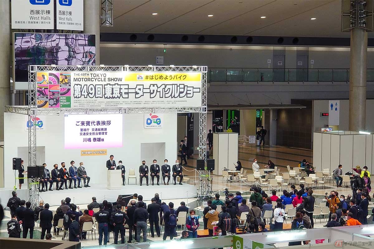 東京モーターサイクルショーのオープニングの光景。プレスを中心とした特別公開の時間だが、事前登録を必要とするなど一定の規制をかけていたため、前回よりは人数が少ない印象