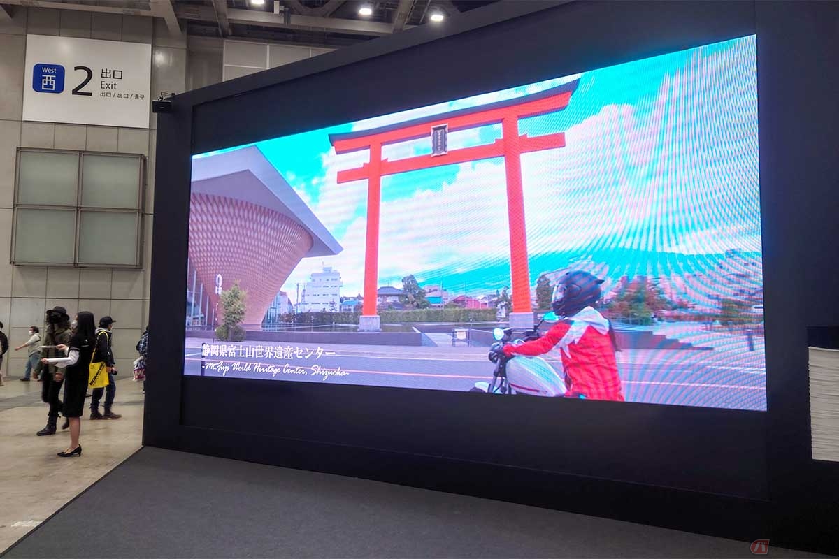 映像のみで勝負した「クシタニ」ブース。巨大なモニターにツーリング風景を映し出し、足を止めたライダーにカタログを渡してアピールしてた（東京）