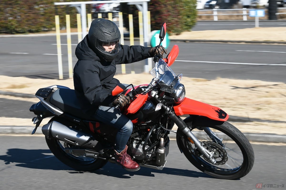 ニーグリップがしやすく足回りがスッキリしている印象