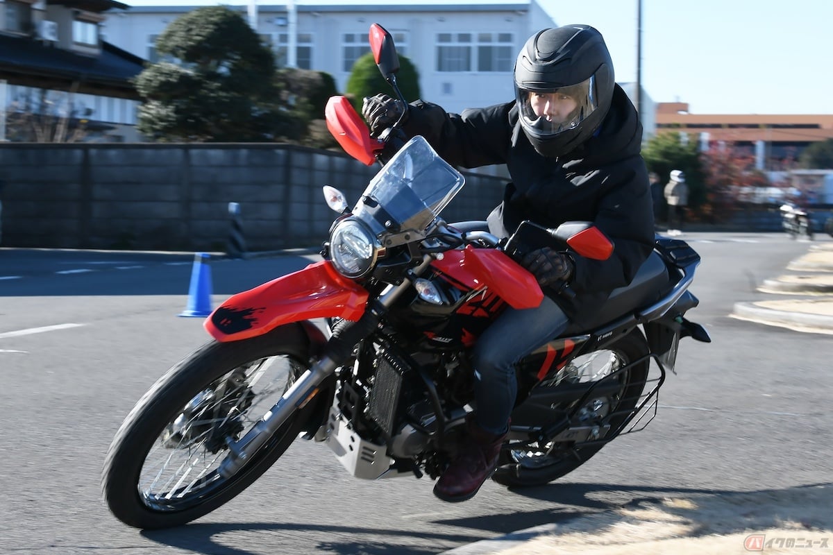 低速でも車体が滑らかに反応して倒れてくれるので、すごくバランスも取りやすい