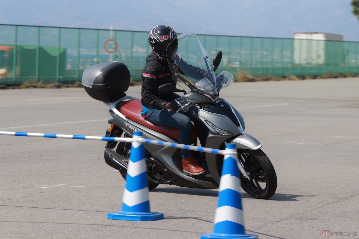 車体重量が増すことで制動距離が長くなるだけでなく、取り回しも悪くなるので、Uターンをする場合はいつも以上に注意する必要がある