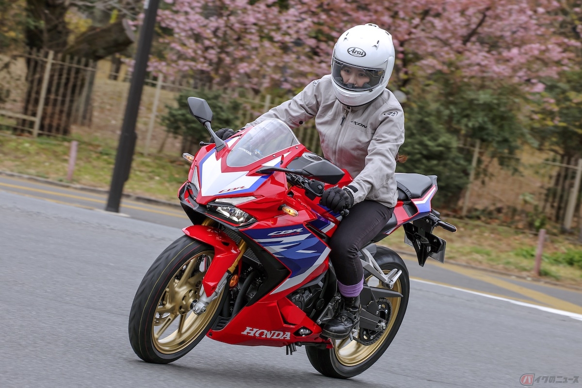 アクセル開けて進み出すと、特に癖がなく滑らかでしっかりとしている