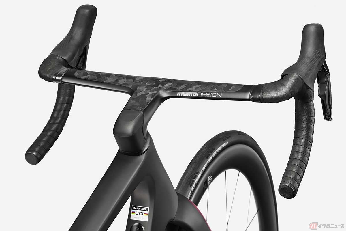 モータースポーツ界において高級ステアリングとして実績のある「MOMO Design」と共同開発したコックピット