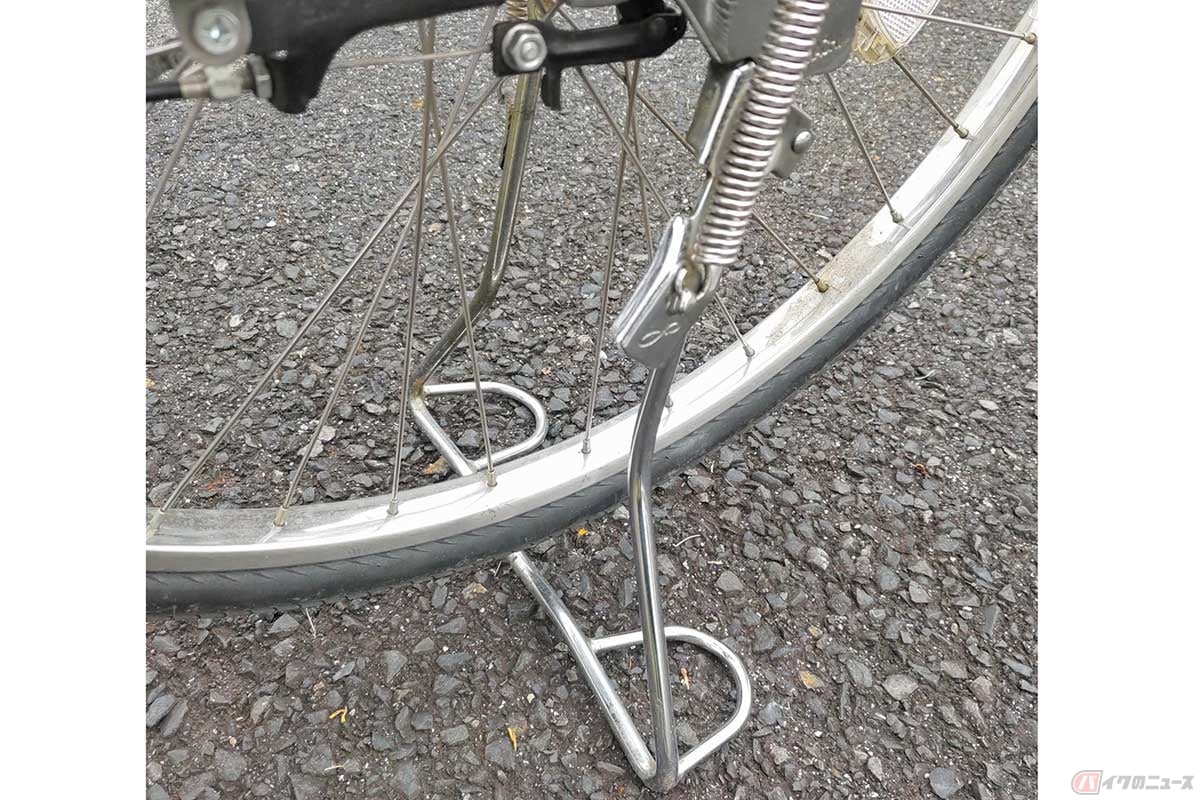 自転車に装備される両立スタンドは、一般的に車体左側にロックが設置されている