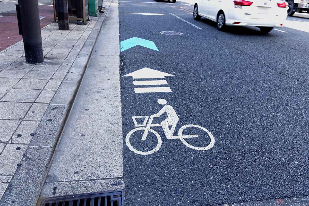 左側通行の日本の道路では、車体右側からの乗り降りはくれぐれも注意が必要