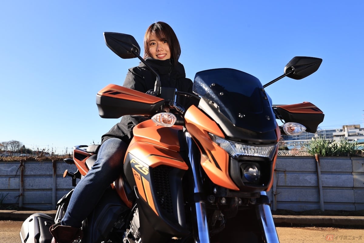 正面か見るとフロントスクリーンやヘッドライトが小さい