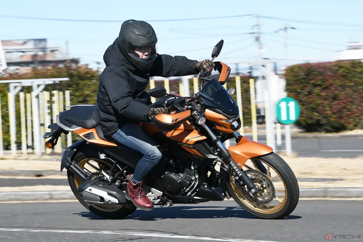 コーナリングは、車両の重さを感じることなく簡単に倒し込める