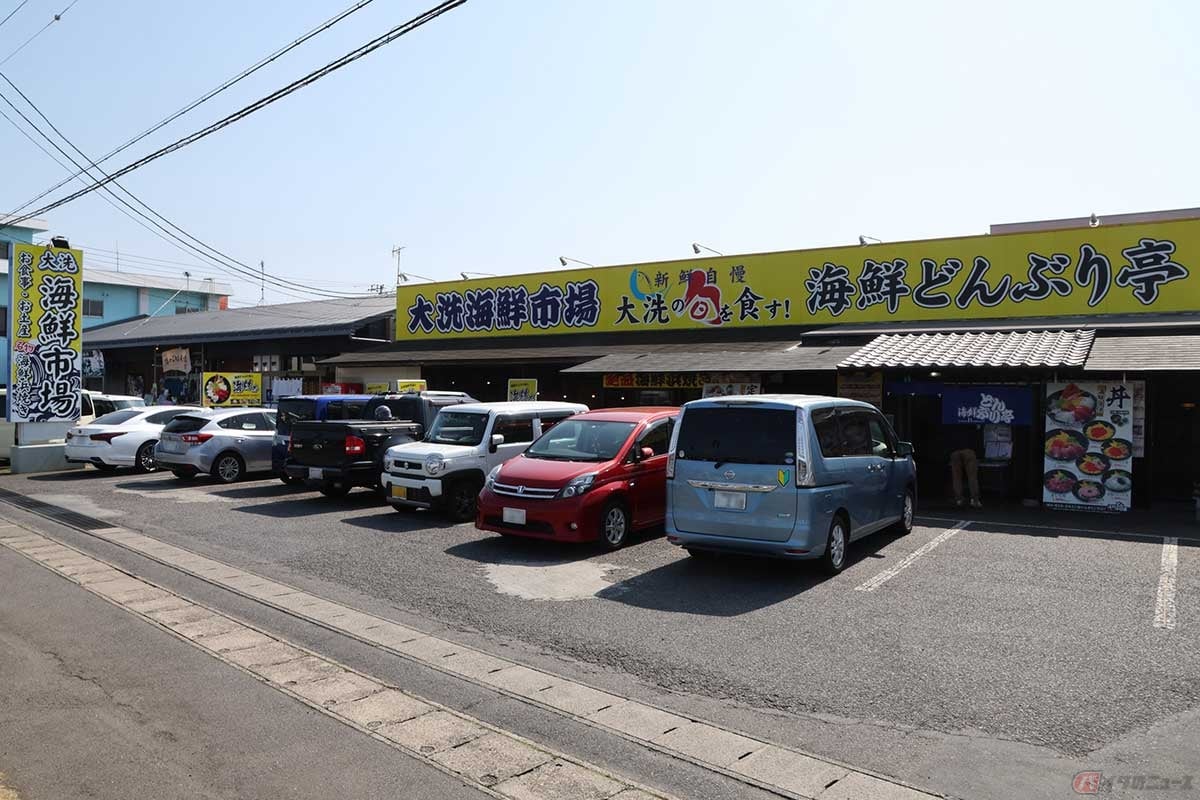 大洗漁港のすぐ近くにある「大洗海鮮市場」と「海鮮どんぶり亭」。海鮮丼とあんこう鍋など茨城の海の幸が楽しめる。「浜焼き」も人気