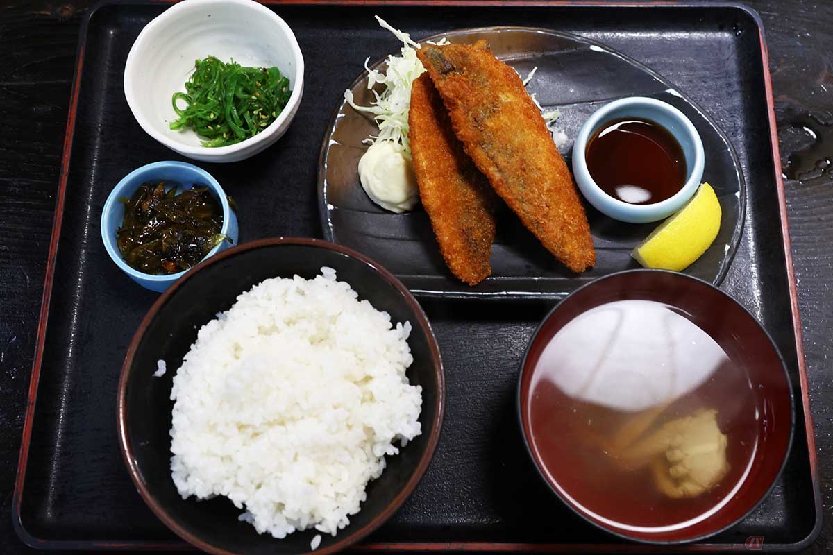 「海鮮どんぶり亭」の「自家製アジフライ」とごはんセット。小鉢が2つと蟹のお吸い物も