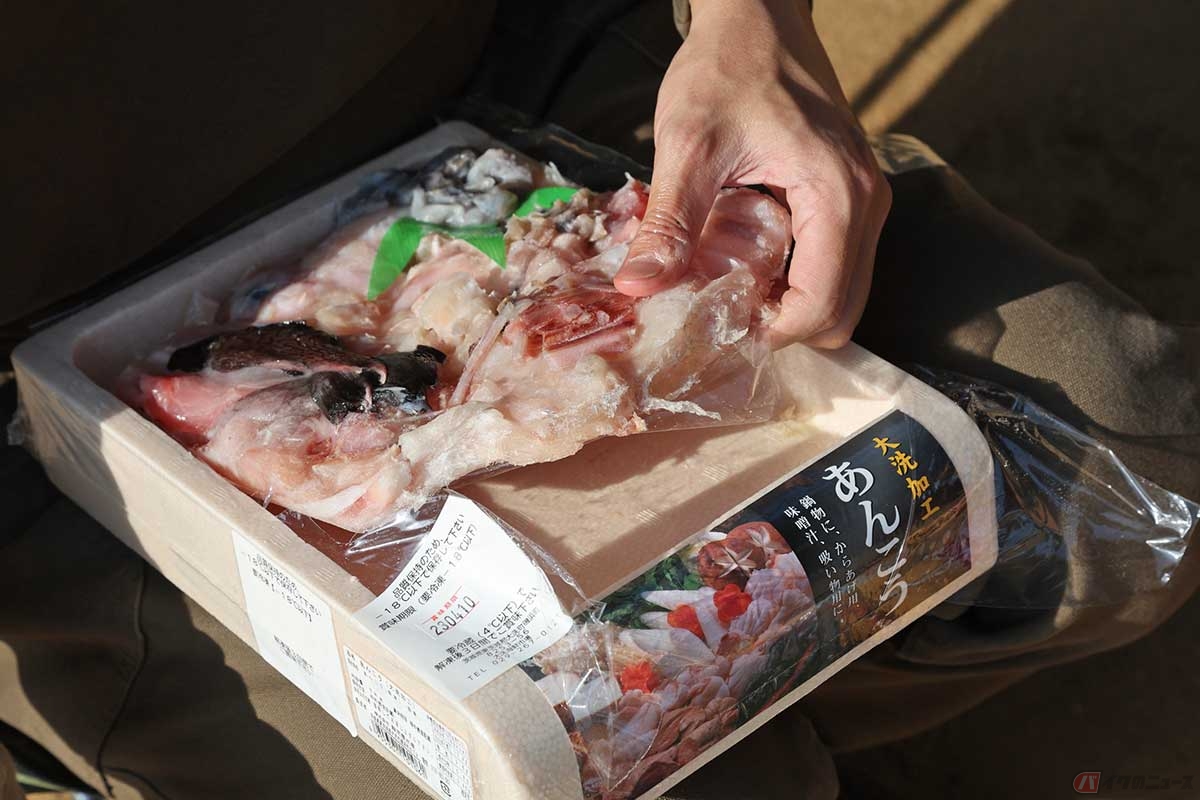 「大洗海鮮市場」で鍋物用に加工・冷凍されたあんこうを購入。キャンプ場で「あんこう鍋を食べよう！」という企画