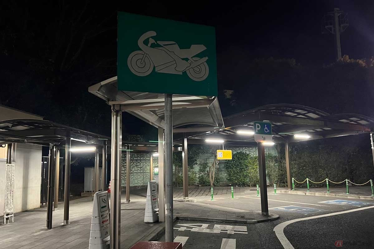屋根付きの2輪専用駐車スペースが確保されている。目印看板にはフルカウルのバイクが描かれている