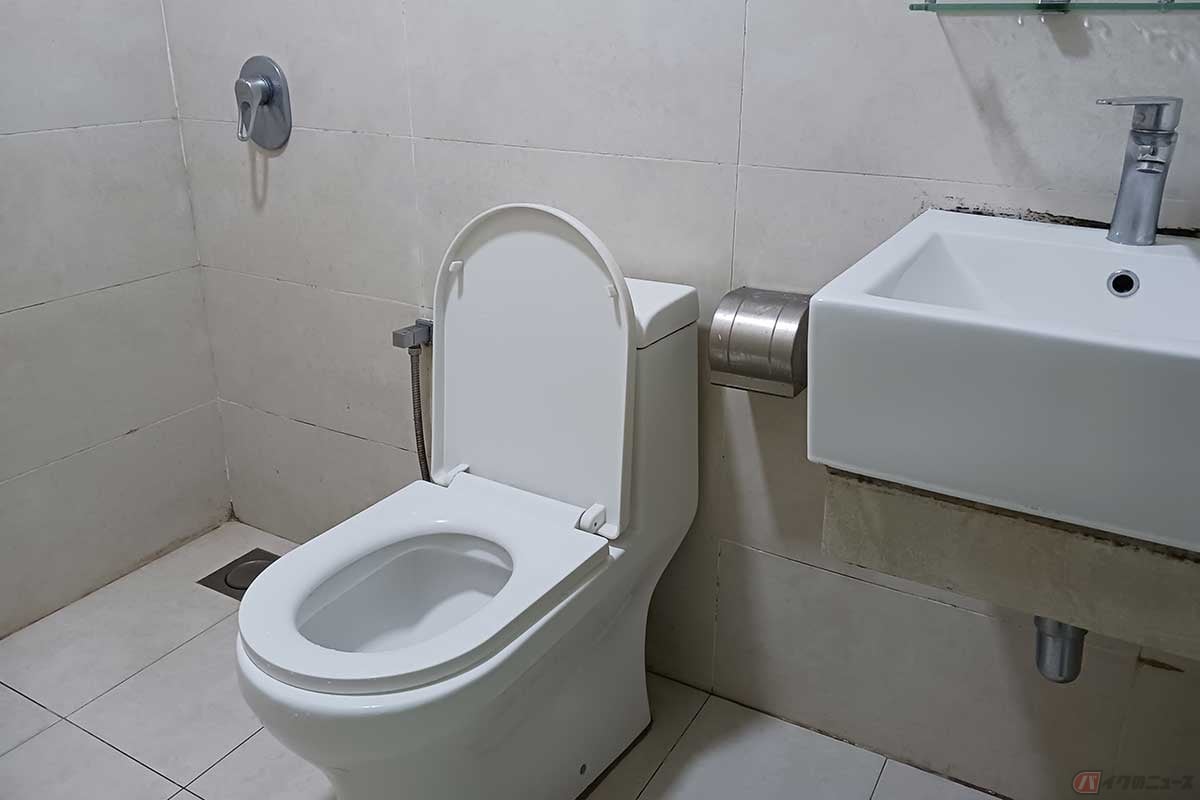 マレーシアで滞在したホテルのトイレ。ここではシャワーとトイレと洗面台が何にも分けられず一緒になっており、シャワーを使うと便器が水浸しになるチャレンジング仕様