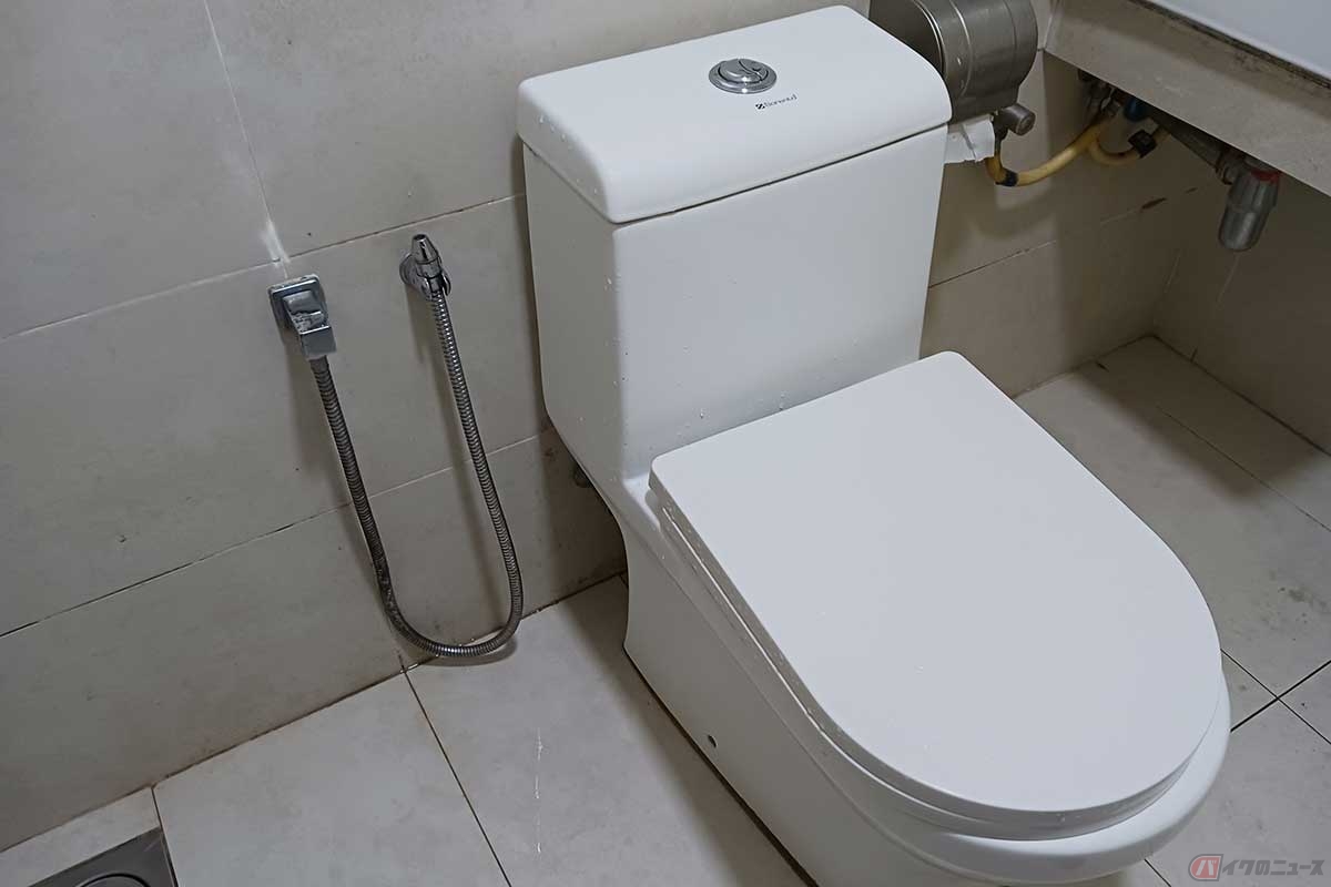 セパン・サーキットのトイレ。綺麗で使用に何も問題は無し。便器の近くの壁には水の出るホースが取り付けられている