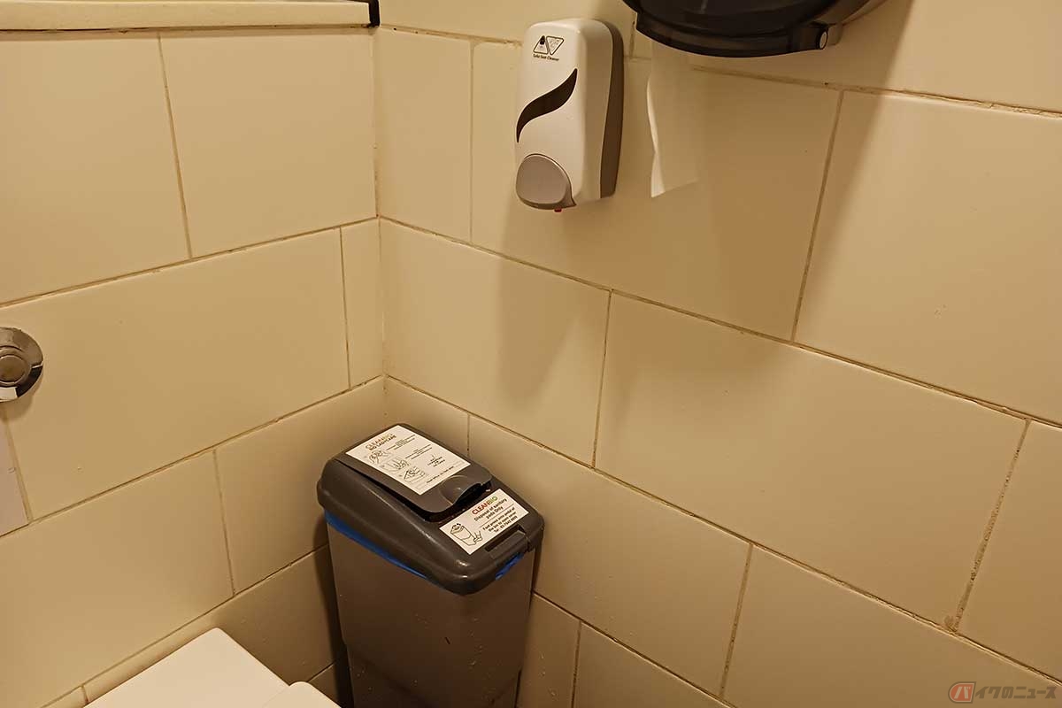 ホースに対して、トイレットペーパーはやたらと取りにくい高い位置にある。これまであまり需要がなく後から付けられたか、それともホースの水で濡れないようにか……（写真はクアラルンプール空港のトイレ）
