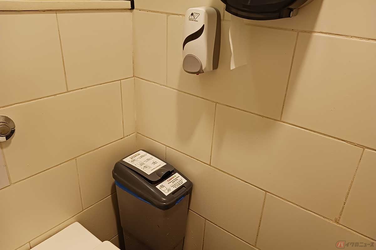 ホースに対して、トイレットペーパーはやたらと取りにくい高い位置にある。これまであまり需要がなく後から付けられたか、それともホースの水で濡れないようにか……(写真はクアラルンプール空港のトイレ)