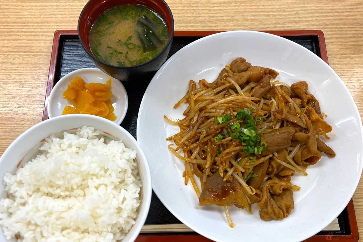 東名高速「遠州豊田PA」（上り）の「旨辛ホルモンもやし定食」（900円）は、見た目からして味の濃そうなホルモンが主役。臭みもなくご飯がススム、おかずとして最高だった